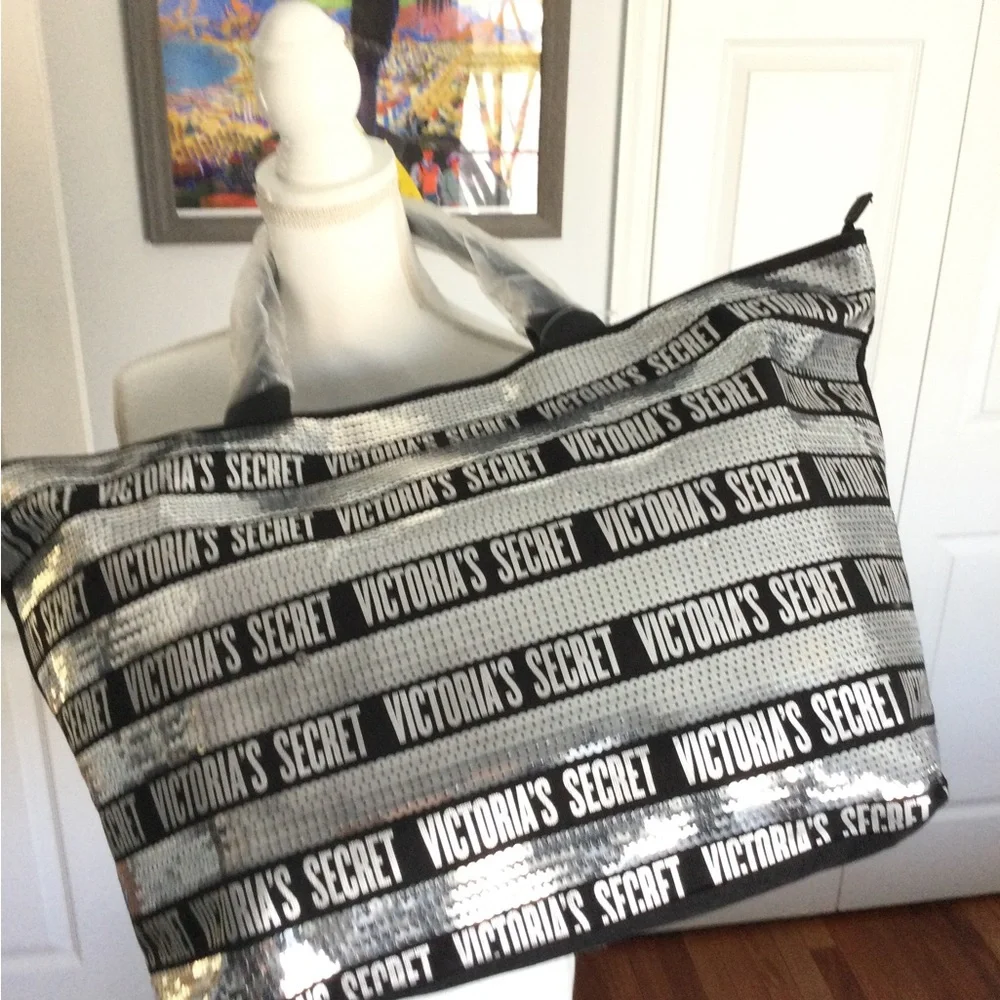 PRICE DROP! NWT Large Victoria's Secret Beach Bag & cosmetic bag - Picture 2 of 12